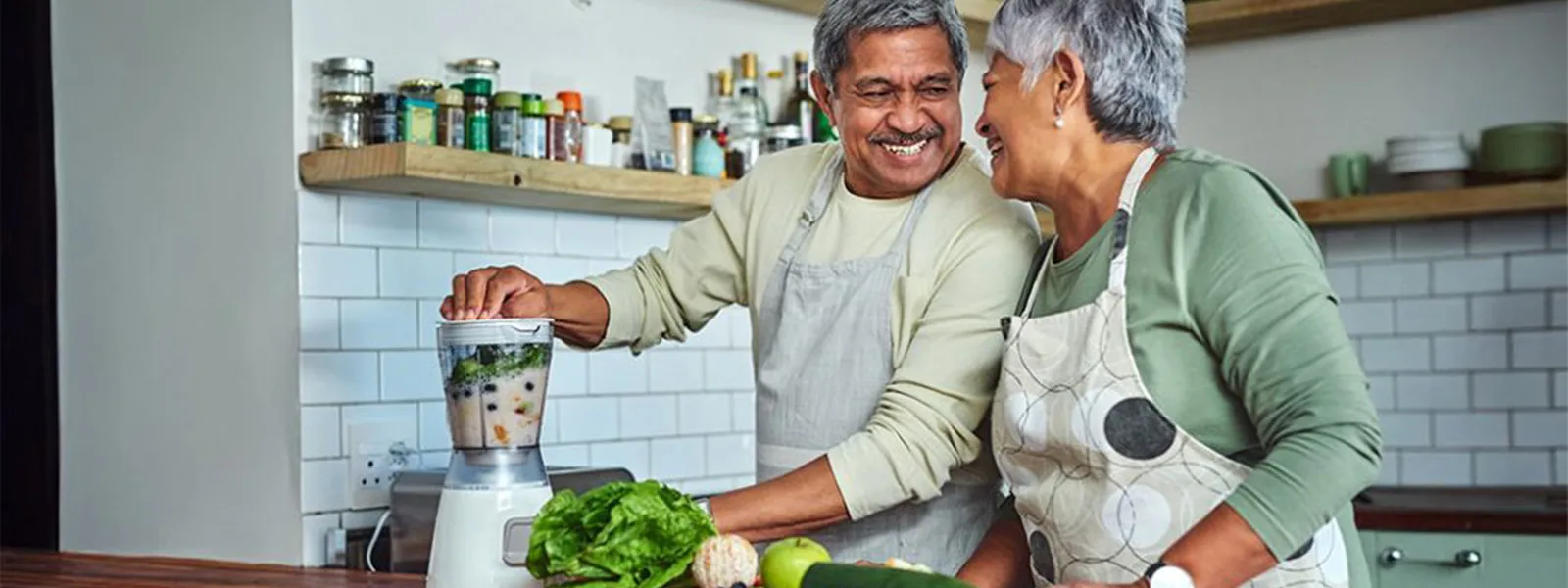 couple making smoothies