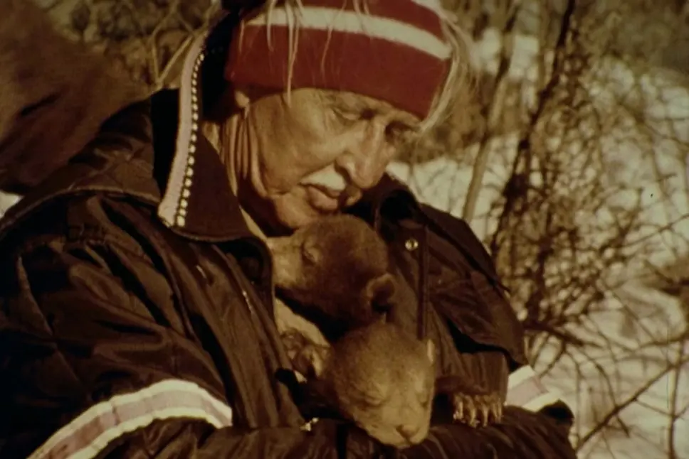 Marlin Perkins holds on to black bear cubs to keep them warm